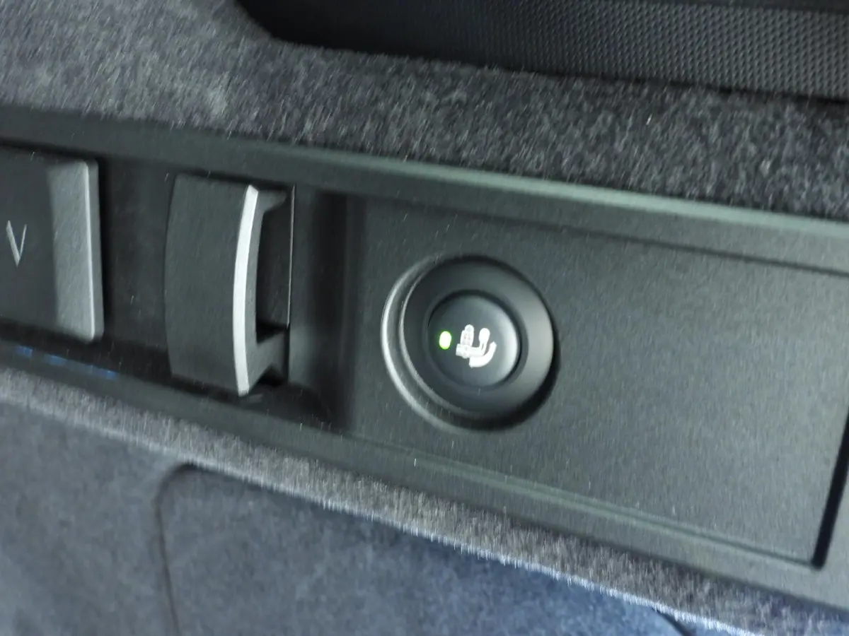 318i | M-Sportpakket | LED | Leder | Navigatie | Trekhaak | Panoramadak | Stoelverwarming | DAB | Alu 18 inch