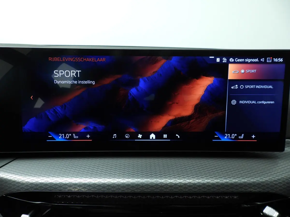 318i | M-Sportpakket | LED | Leder | Navigatie | Trekhaak | Panoramadak | Stoelverwarming | DAB | Alu 18 inch