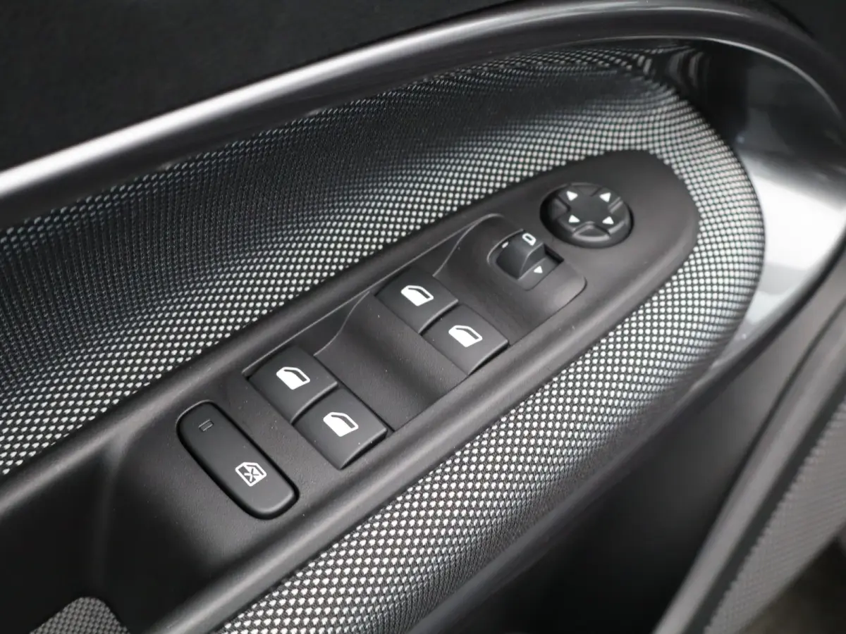 1.2 Hybrid Icon | Automaat | Carplay | Cruise | Clima | Navi | 17"LMV | PDC V+A |