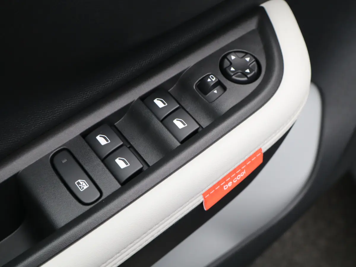 1.2 Hybrid 145pk Max | 8 Jaar Fabrieksgarantie | Camera | Parkeersensoren Voor en Achter | Apple Carplay/Android Auto | Cruise Control | Dodehoek Detectie | 17" Lichtmetalen Velgen