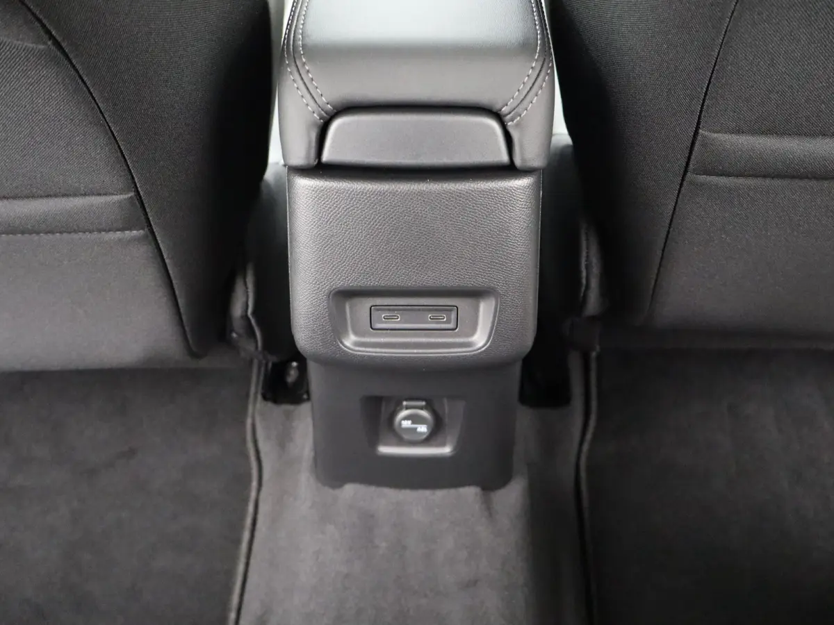 1.2 Hybrid 145pk Max | 8 Jaar Fabrieksgarantie | Camera | Parkeersensoren Voor en Achter | Apple Carplay/Android Auto | Cruise Control | Dodehoek Detectie | 17" Lichtmetalen Velgen