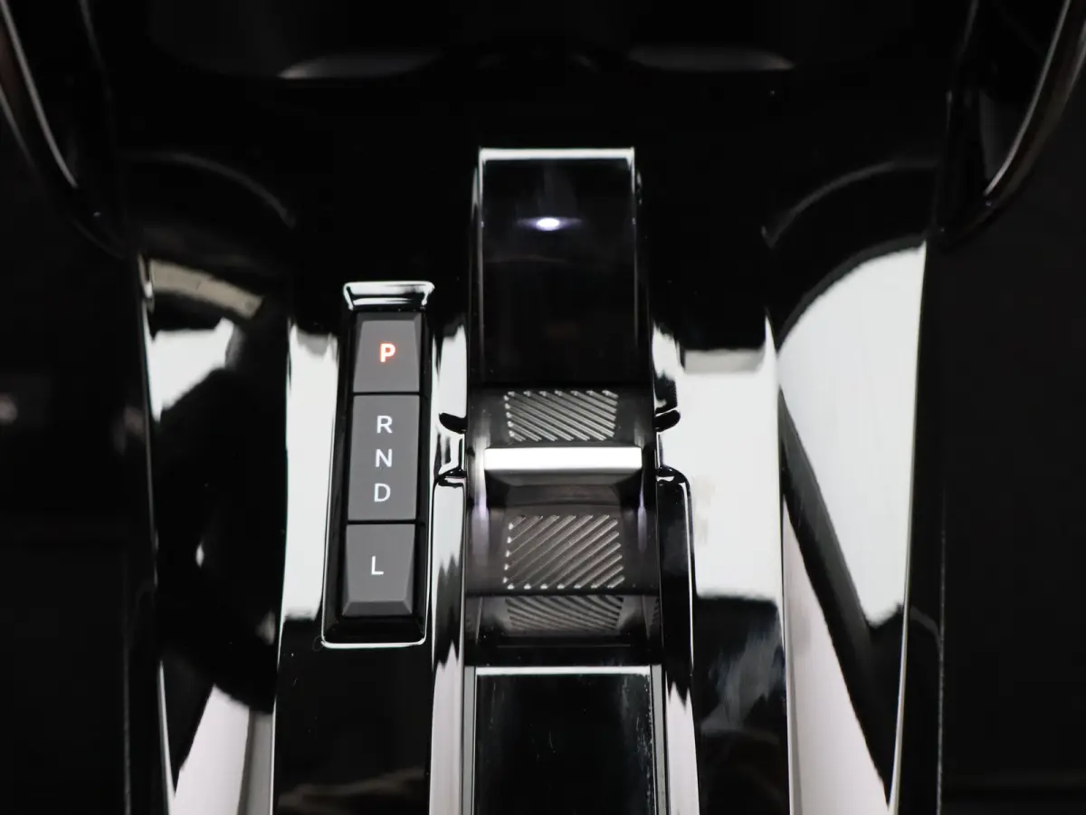 1.2 Hybrid 145pk Max | 8 Jaar Fabrieksgarantie | Camera | Parkeersensoren Voor en Achter | Apple Carplay/Android Auto | Cruise Control | Dodehoek Detectie | 17" Lichtmetalen Velgen