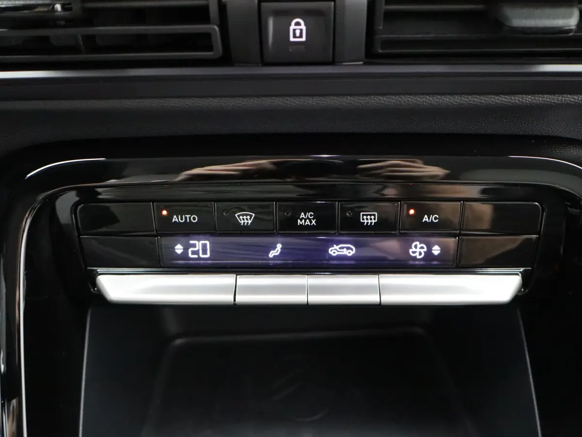 1.2 Hybrid 145pk Max | 8 Jaar Fabrieksgarantie | Camera | Parkeersensoren Voor en Achter | Apple Carplay/Android Auto | Cruise Control | Dodehoek Detectie | 17" Lichtmetalen Velgen