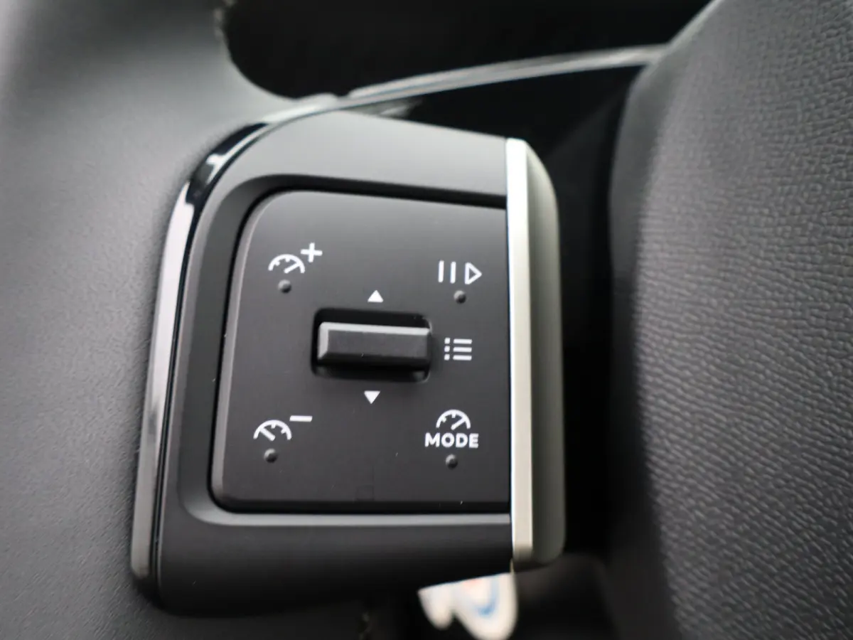 1.2 Hybrid 145pk Max | 8 Jaar Fabrieksgarantie | Camera | Parkeersensoren Voor en Achter | Apple Carplay/Android Auto | Cruise Control | Dodehoek Detectie | 17" Lichtmetalen Velgen
