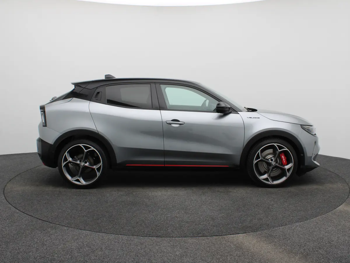 Elettrica Veloce 54 kWh 280 PK! | Sperdifferentieel | Sabelt Kuipstoelen | Camera | Parkeersensoren Voor en Achter | 20" Lichtmetalen Velgen | Elektrische Kofferklep | Stoelverwarming | Elek