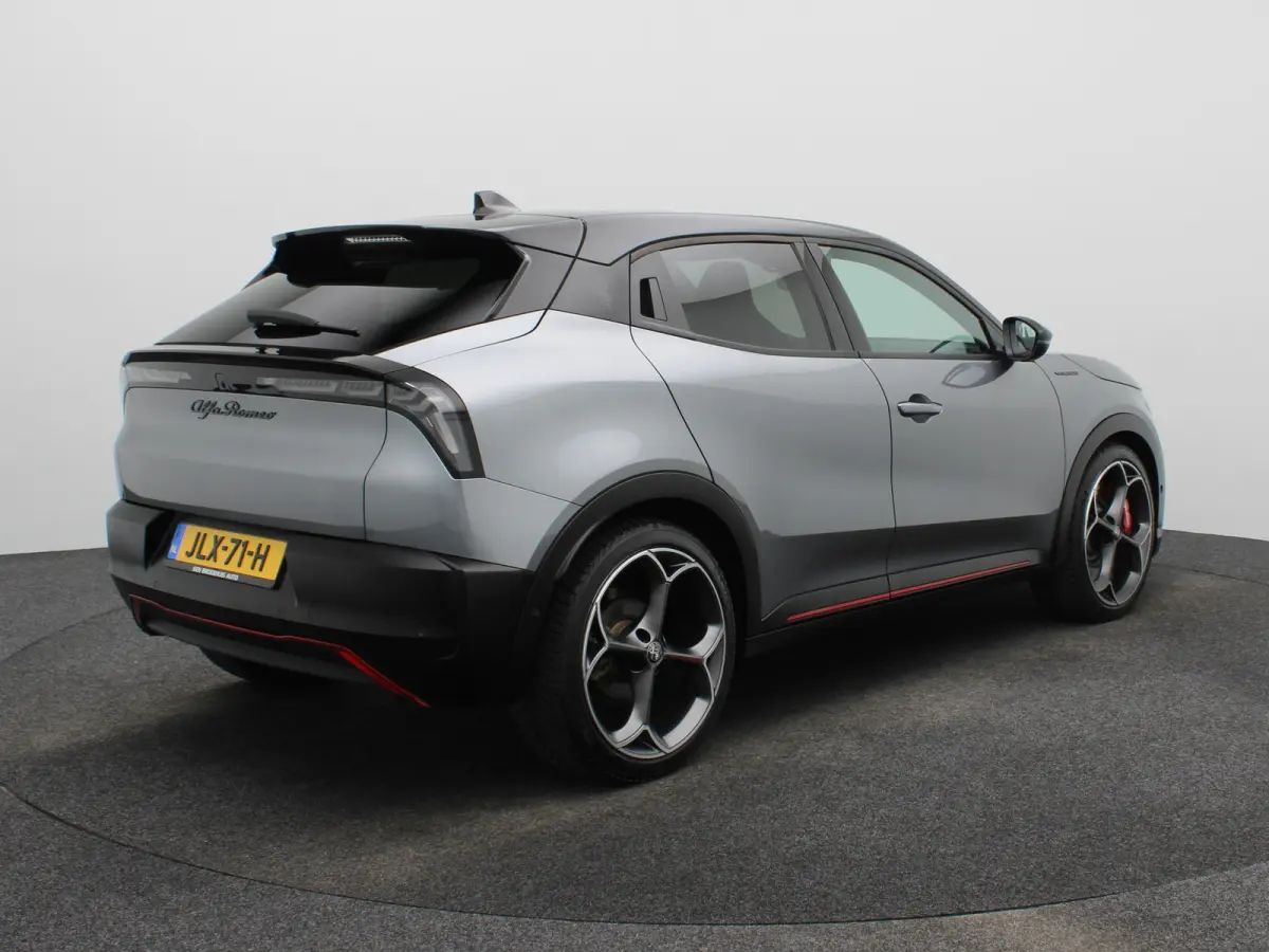 Elettrica Veloce 54 kWh 280 PK! | Sperdifferentieel | Sabelt Kuipstoelen | Camera | Parkeersensoren Voor en Achter | 20" Lichtmetalen Velgen | Elektrische Kofferklep | Stoelverwarming | Elek