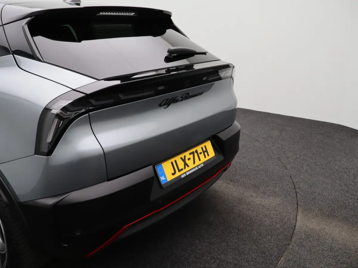 Elettrica Veloce 54 kWh 280 PK! | Sperdifferentieel | Sabelt Kuipstoelen | Camera | Parkeersensoren Voor en Achter | 20" Lichtmetalen Velgen | Elektrische Kofferklep | Stoelverwarming | Elek