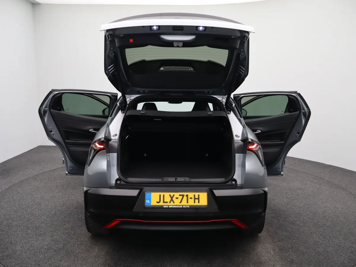Elettrica Veloce 54 kWh 280 PK! | Sperdifferentieel | Sabelt Kuipstoelen | Camera | Parkeersensoren Voor en Achter | 20" Lichtmetalen Velgen | Elektrische Kofferklep | Stoelverwarming | Elek