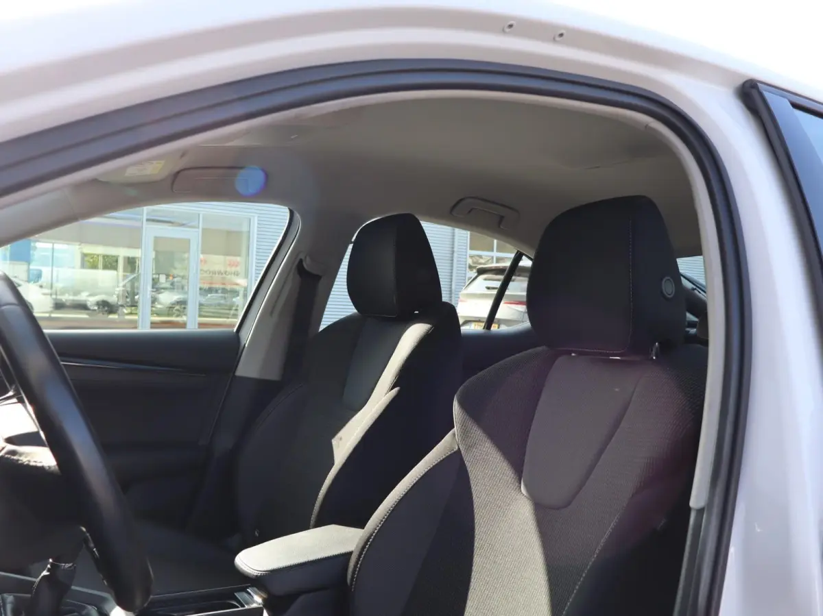 1.0 TSI 110pk Ambition | Cruise Control | Apple Carplay/Android Auto | LED Koplampen | Parkeersensor Achter