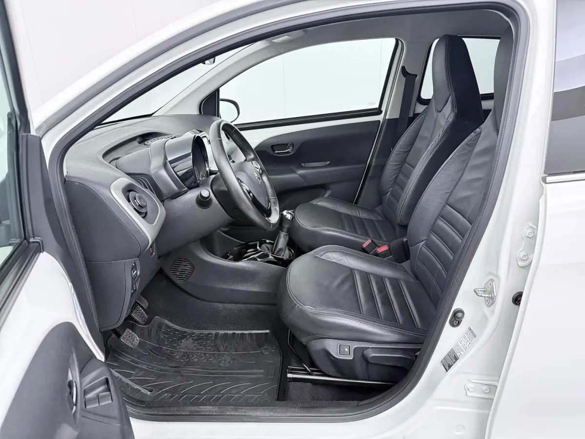 1.0 e-VTi Allure | lederen bekleding | stoelverwarming | achteruitrijcamera | climate control |