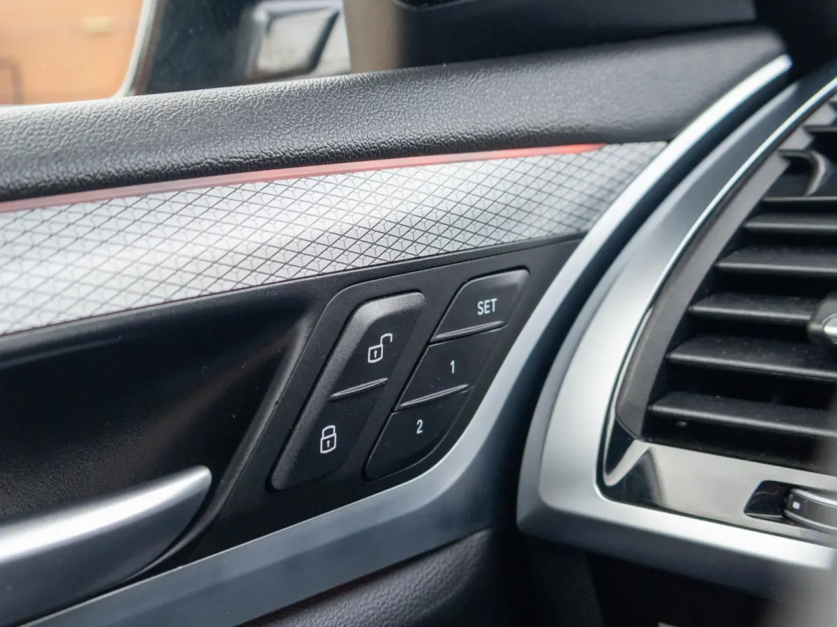 xDrive30i High Executive Edition M Sport 20" HUD Pano