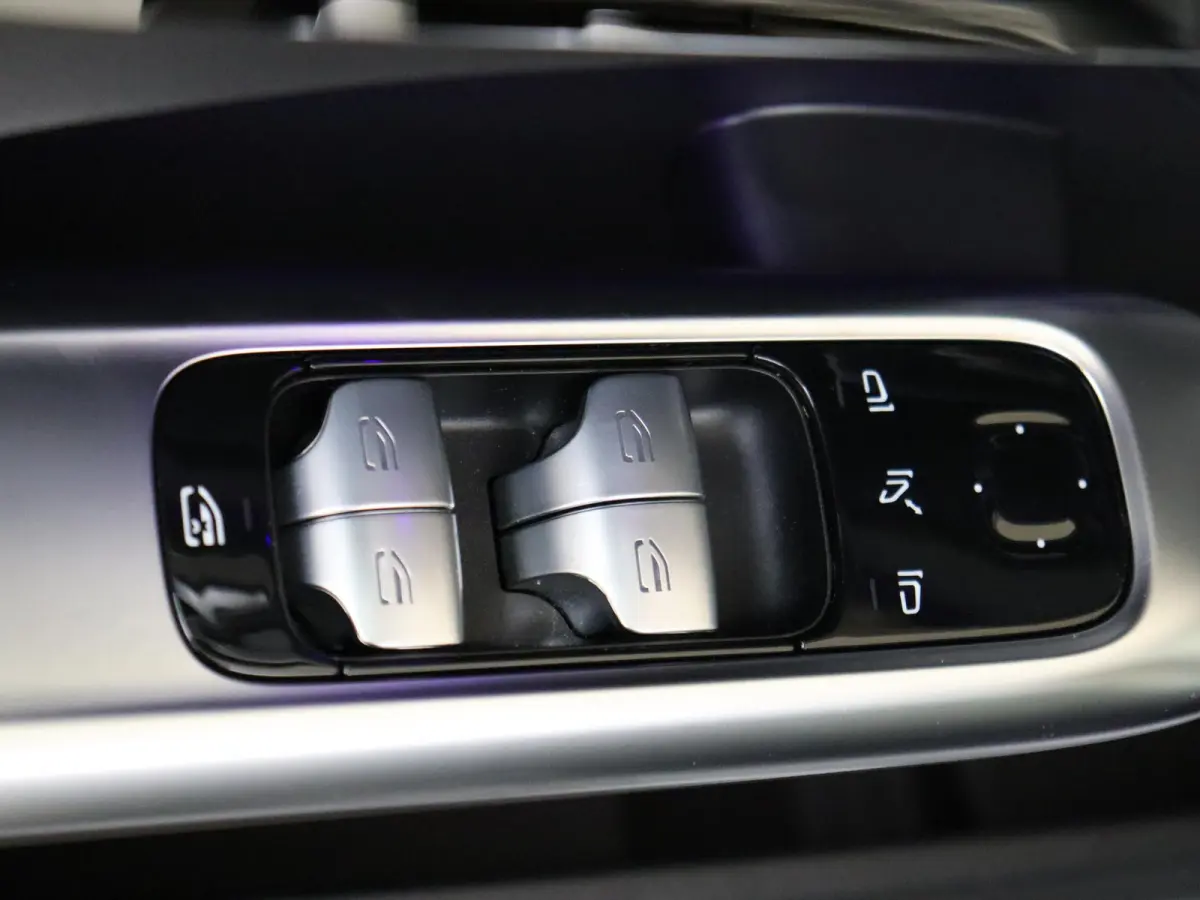 180 AMG Line /Panoramadak /Memory /HUD /19 Inch /360 Camera /Burmester