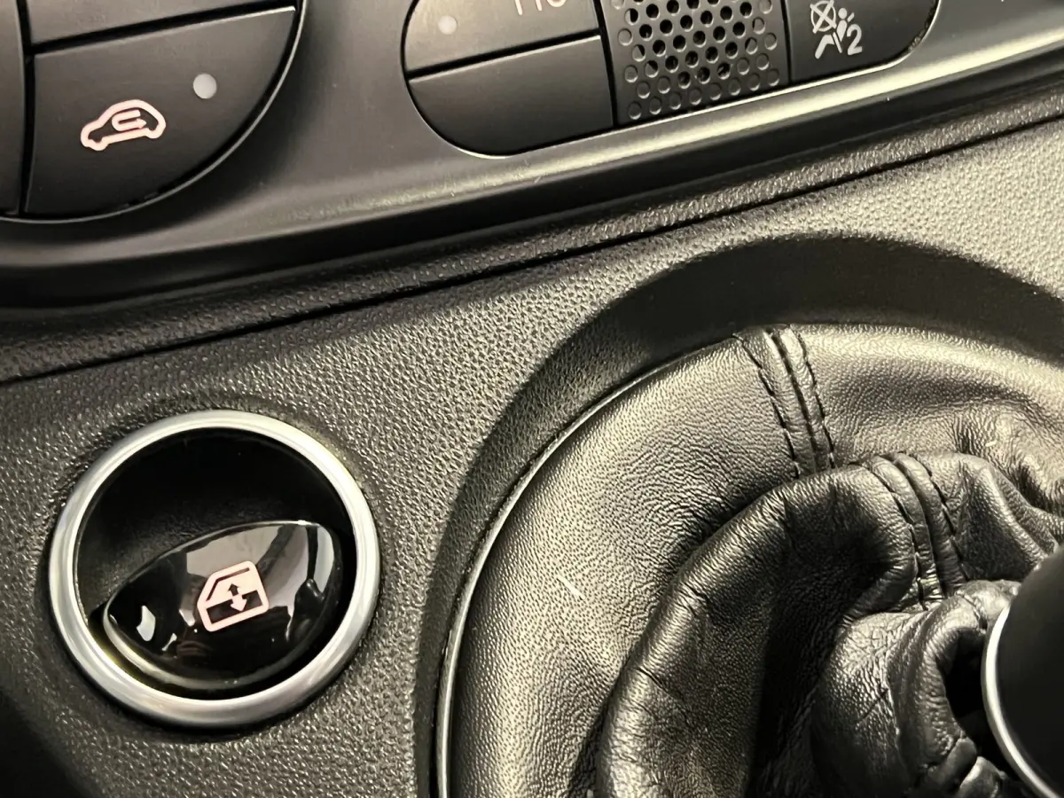 1.4 T-Jet Abarth Competizione | Navigatie | LM Velgen 17" | PDC Achter | Elektrisch te openen dak | 180 PK | Lederen bekleding | Airco |