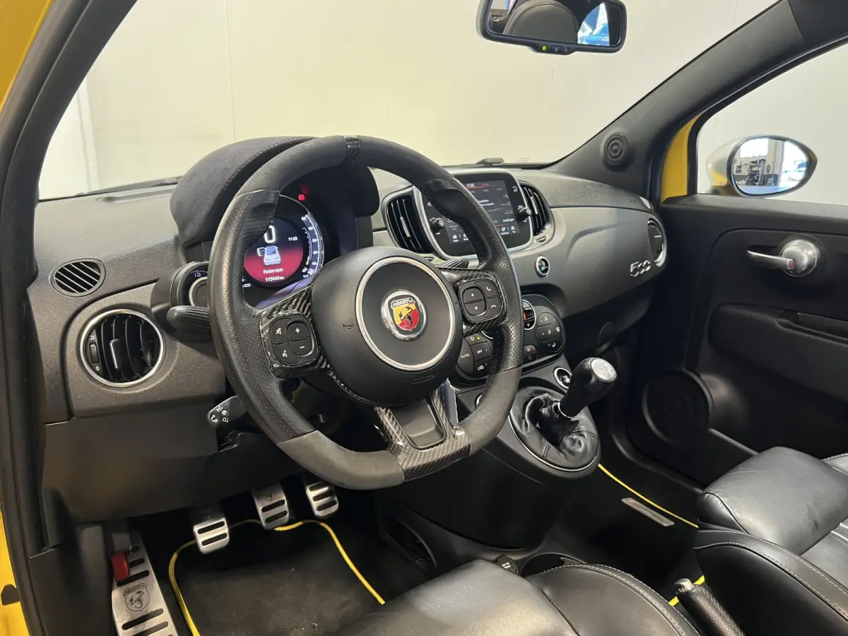 1.4 T-Jet Abarth Competizione | Navigatie | LM Velgen 17" | PDC Achter | Elektrisch te openen dak | 180 PK | Lederen bekleding | Airco |