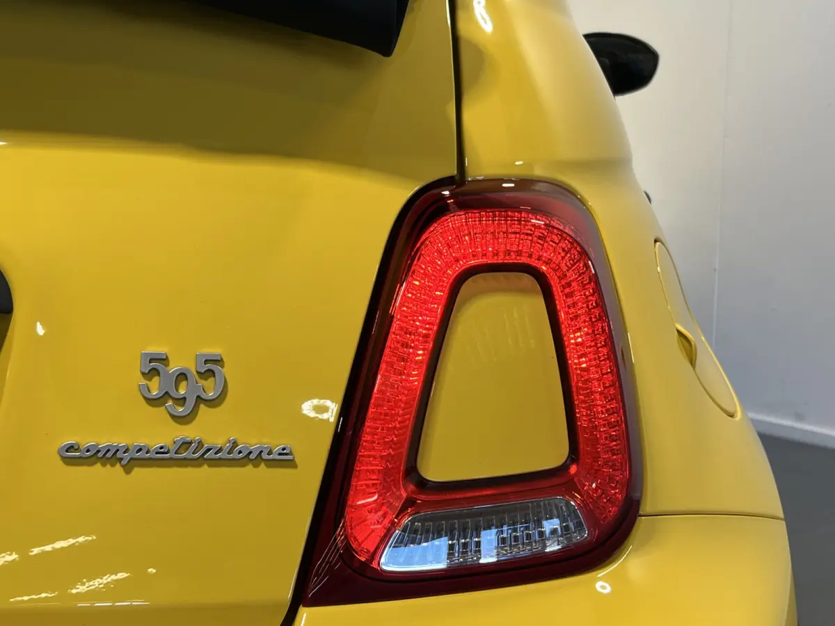 1.4 T-Jet Abarth Competizione | Navigatie | LM Velgen 17" | PDC Achter | Elektrisch te openen dak | 180 PK | Lederen bekleding | Airco |