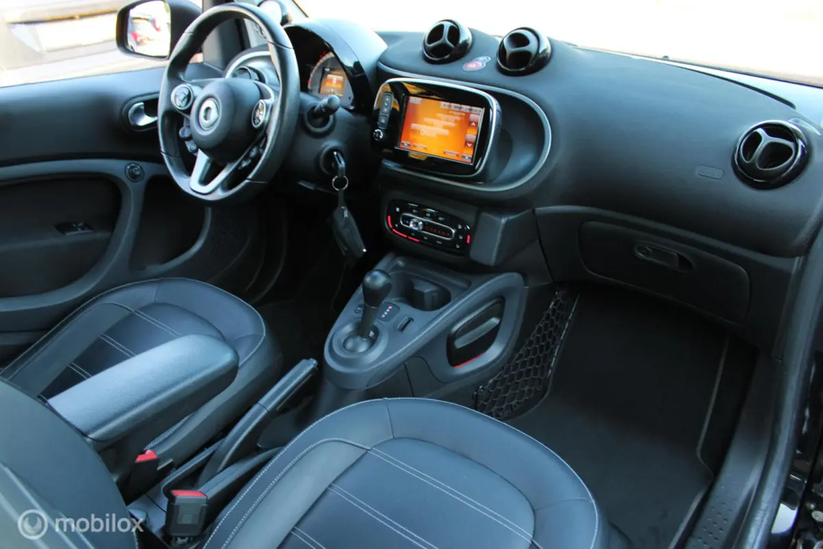 EQ Business Solution 18 kWh, SOH 93%, Leer, Stoelverwarming, Panoramadak, Navi, App connect, Camera, Cruise, Clima