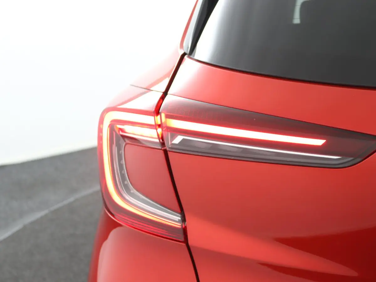 E-Tech Plug-in Hybrid 160 Intens | SOH 93% | Groot Navi | Parkeercamera | 18" velgen |