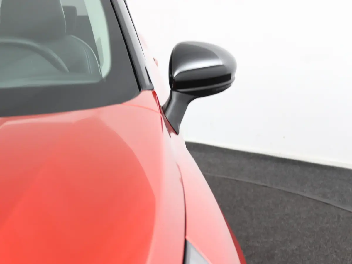 E-Tech Plug-in Hybrid 160 Intens | SOH 93% | Groot Navi | Parkeercamera | 18" velgen |