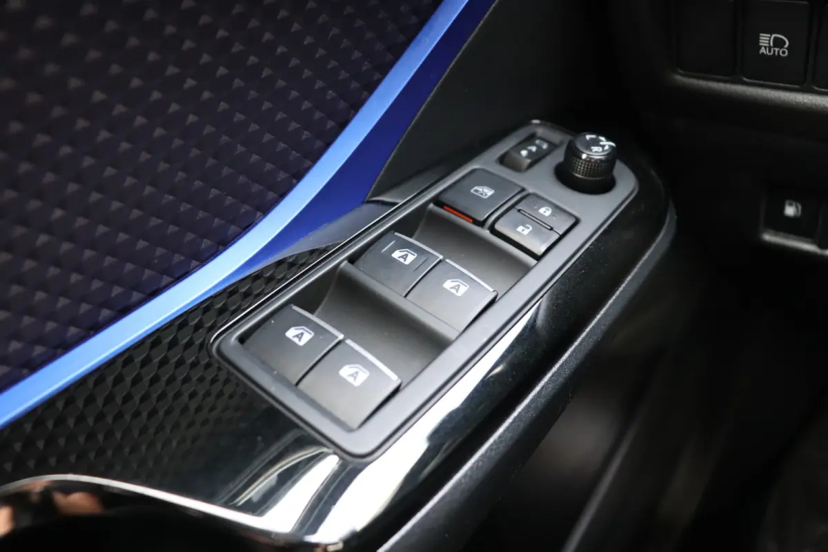 1.8 Hybrid Bi-Tone Automaat. Navigatie, dodehoek, verw. stuur.