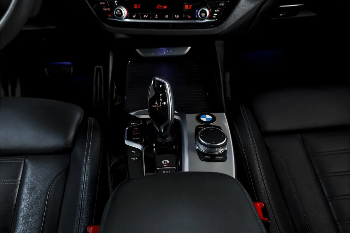 xDrive20i 184 PK High Executive Org. NL | M-Sport | Afn. Trekhaak | All season | Cruise | Stoelverw. | PDC | Camera | NAV | ECC | Elek. Klep | LM 20" |