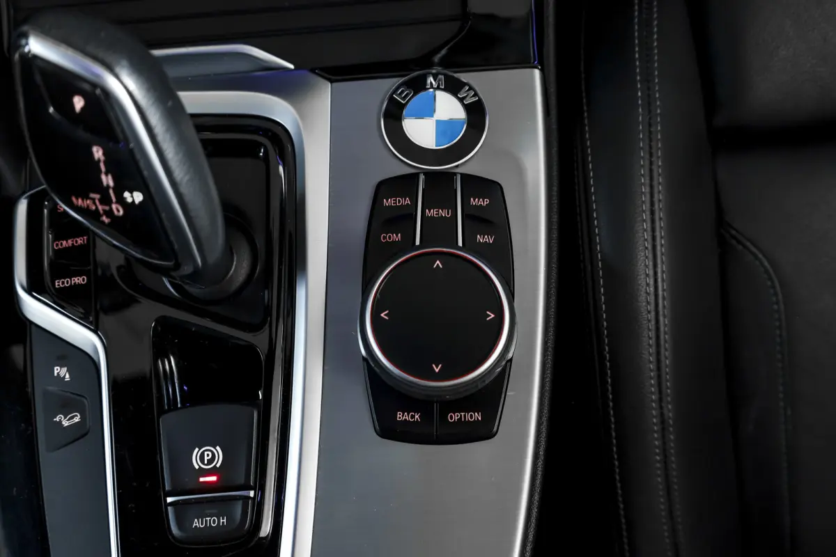 xDrive20i 184 PK High Executive Org. NL | M-Sport | Afn. Trekhaak | All season | Cruise | Stoelverw. | PDC | Camera | NAV | ECC | Elek. Klep | LM 20" |