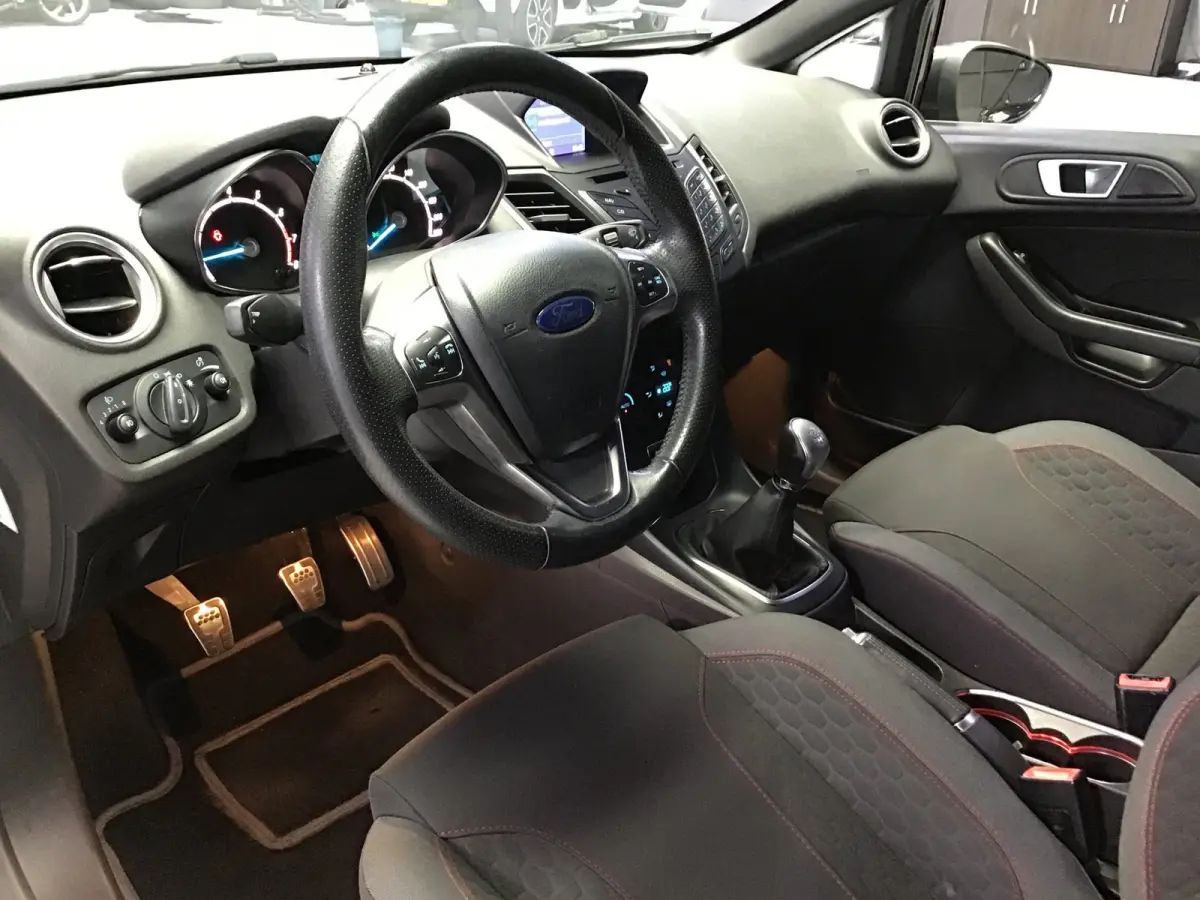 1.0 EcoBoost ST Line I Dealer Onderh. I Navi I Clima I Cruise I Led I 17inch I Park. sens I Getint Glas I Nette Auto.
