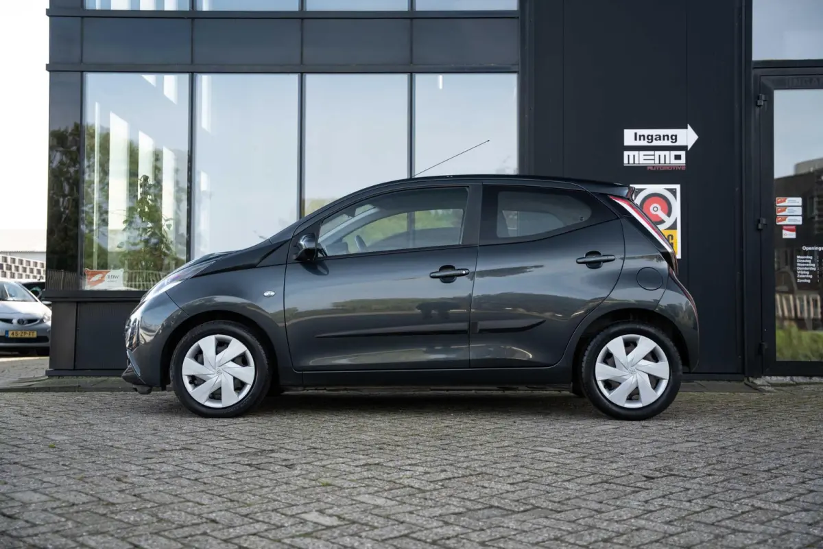 1.0 VVT-i x-play*CAMERA*AIRCO*5-DEURS*NAVI*
