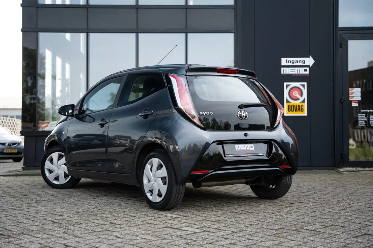 1.0 VVT-i x-play*CAMERA*AIRCO*5-DEURS*NAVI*
