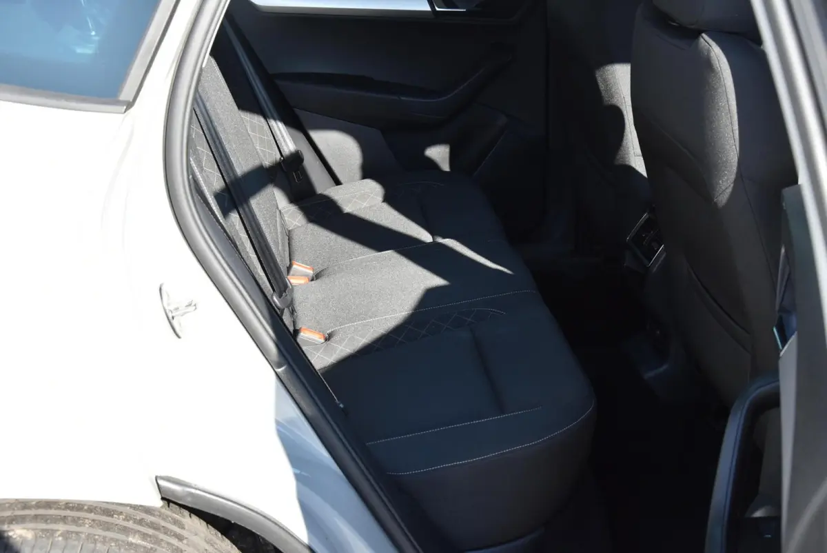 1.0 TSI Business Edition Navi Clima PDC Cruise