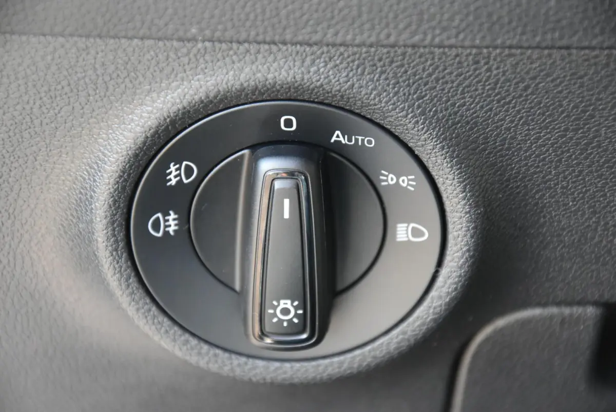 1.0 TSI Business Edition Navi Clima PDC Cruise