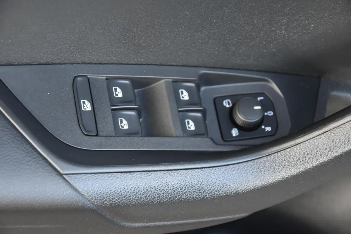 1.0 TSI Business Edition Navi Clima PDC Cruise