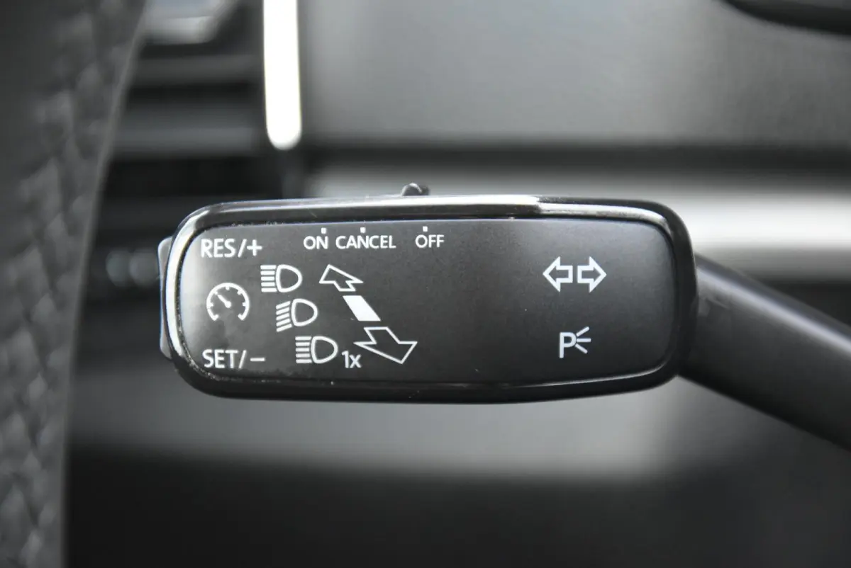 1.0 TSI Business Edition Navi Clima PDC Cruise