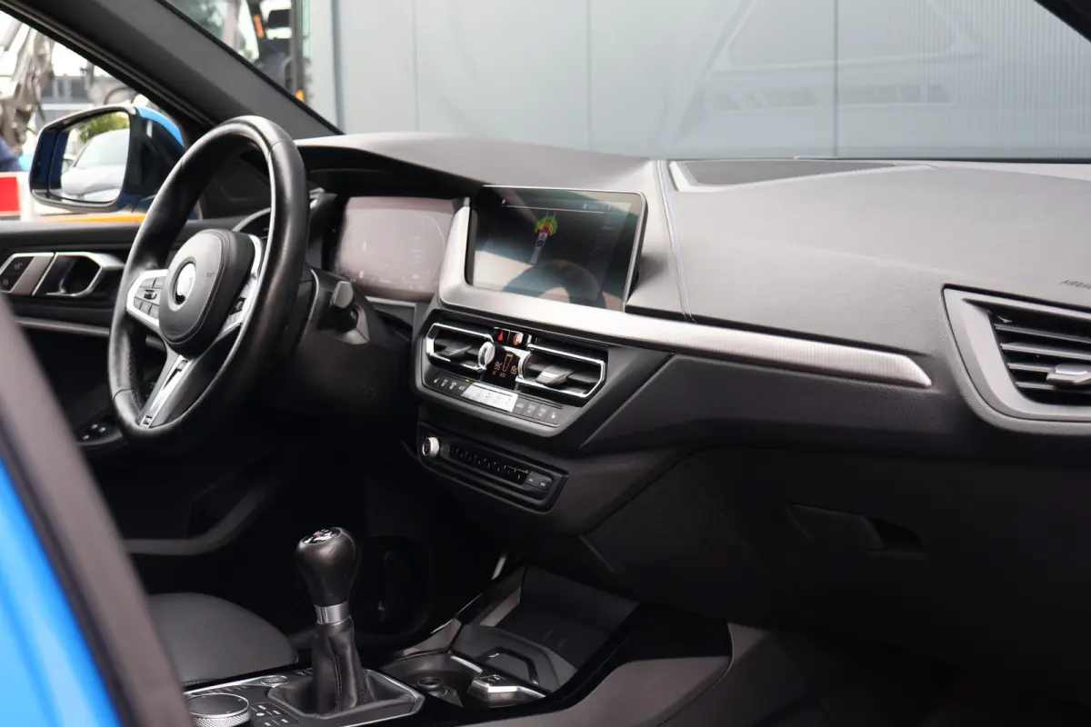 118i M-Sport Executive Edition Misano Blau | 1e eig. | Stoelverwarming | Keyless Entry | Live Cockpit Professional | Stuurverwarming