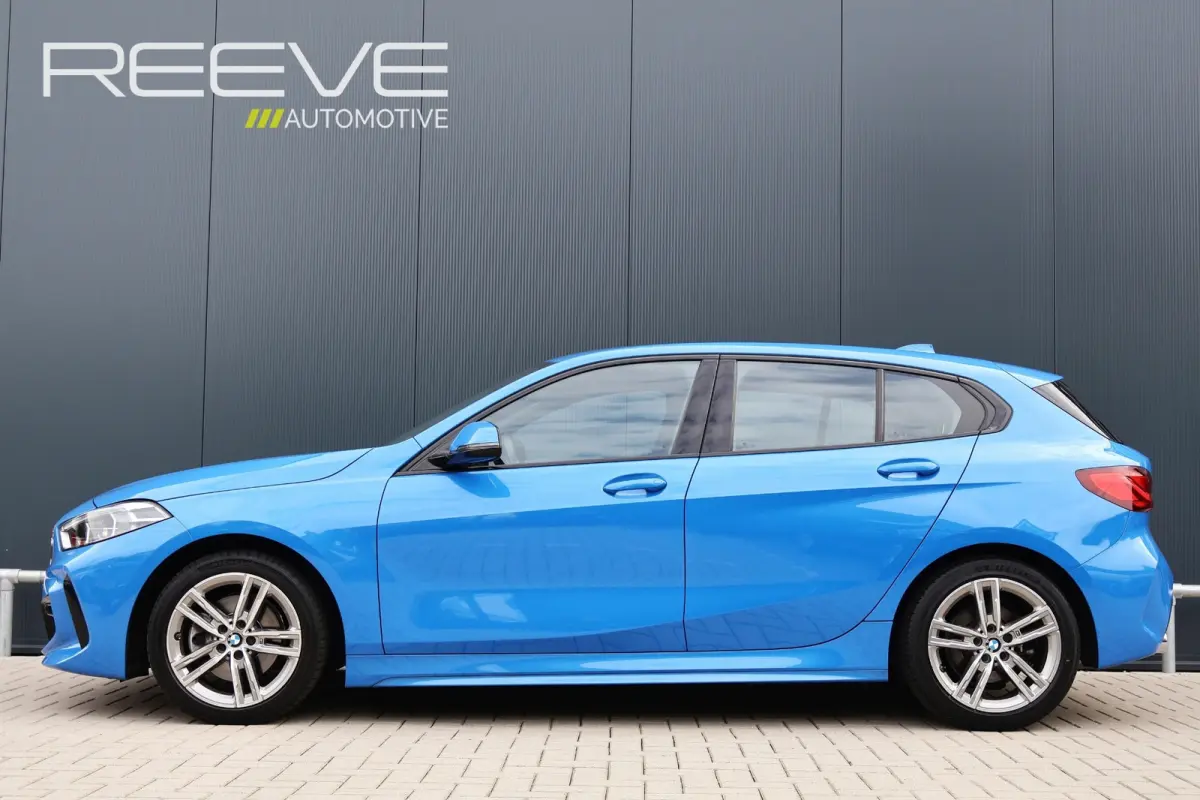 118i M-Sport Executive Edition Misano Blau | 1e eig. | Stoelverwarming | Keyless Entry | Live Cockpit Professional | Stuurverwarming