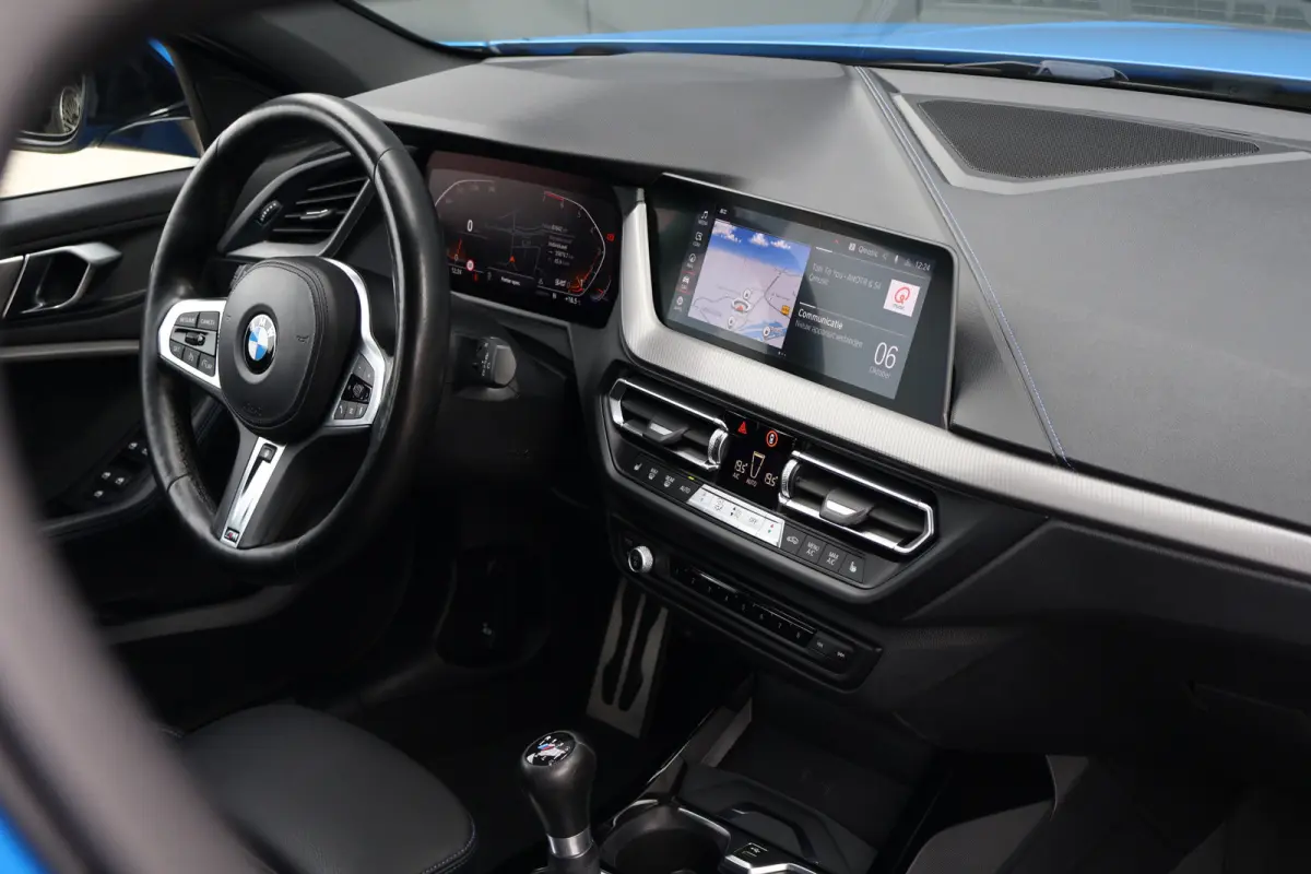 118i M-Sport Executive Edition Misano Blau | 1e eig. | Stoelverwarming | Keyless Entry | Live Cockpit Professional | Stuurverwarming