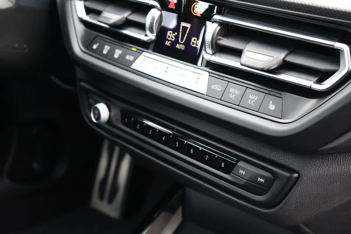 118i M-Sport Executive Edition Misano Blau | 1e eig. | Stoelverwarming | Keyless Entry | Live Cockpit Professional | Stuurverwarming