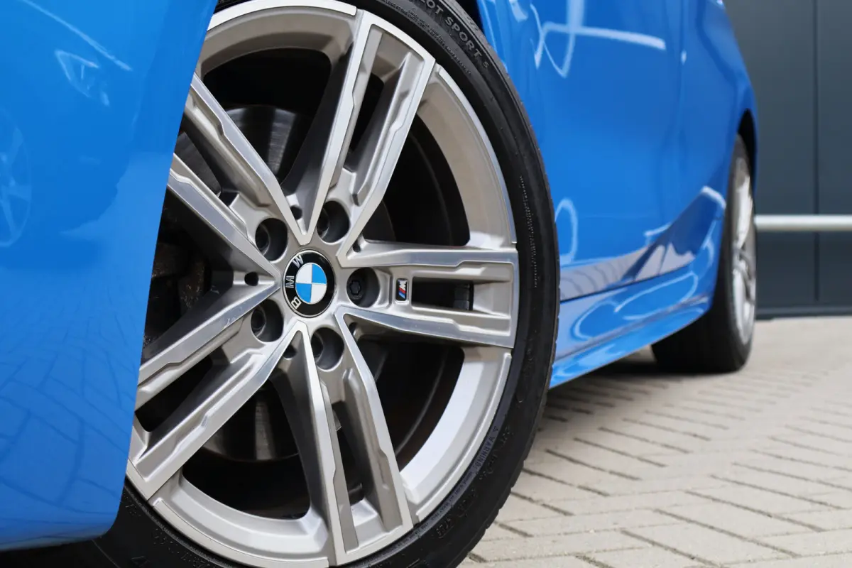 118i M-Sport Executive Edition Misano Blau | 1e eig. | Stoelverwarming | Keyless Entry | Live Cockpit Professional | Stuurverwarming