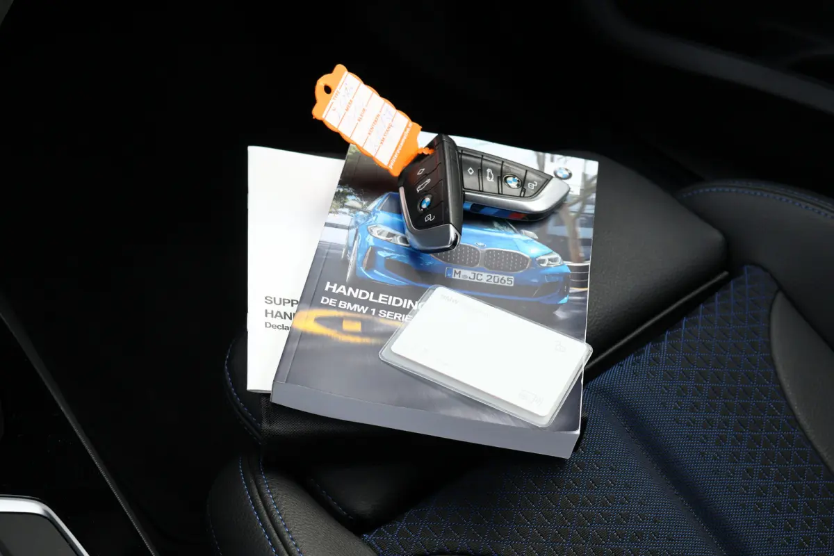118i M-Sport Executive Edition Misano Blau | 1e eig. | Stoelverwarming | Keyless Entry | Live Cockpit Professional | Stuurverwarming