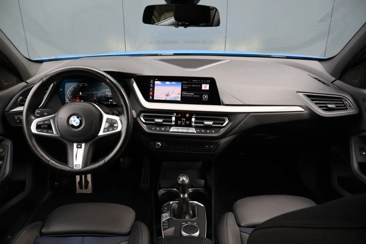 118i M-Sport Executive Edition Misano Blau | 1e eig. | Stoelverwarming | Keyless Entry | Live Cockpit Professional | Stuurverwarming
