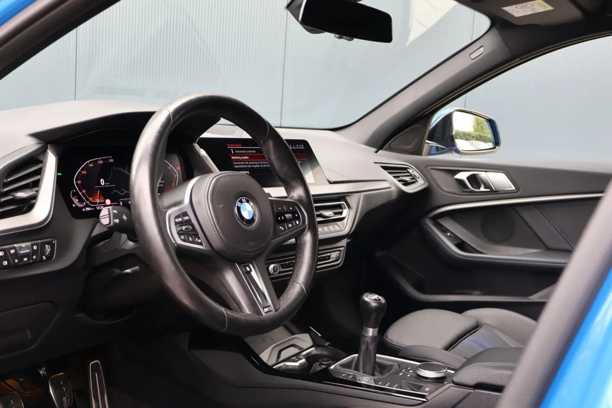 118i M-Sport Executive Edition Misano Blau | 1e eig. | Stoelverwarming | Keyless Entry | Live Cockpit Professional | Stuurverwarming