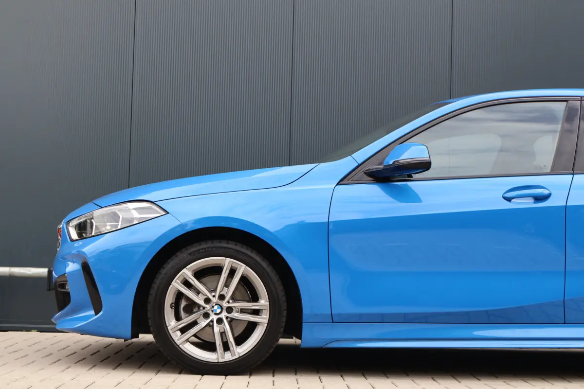 118i M-Sport Executive Edition Misano Blau | 1e eig. | Stoelverwarming | Keyless Entry | Live Cockpit Professional | Stuurverwarming