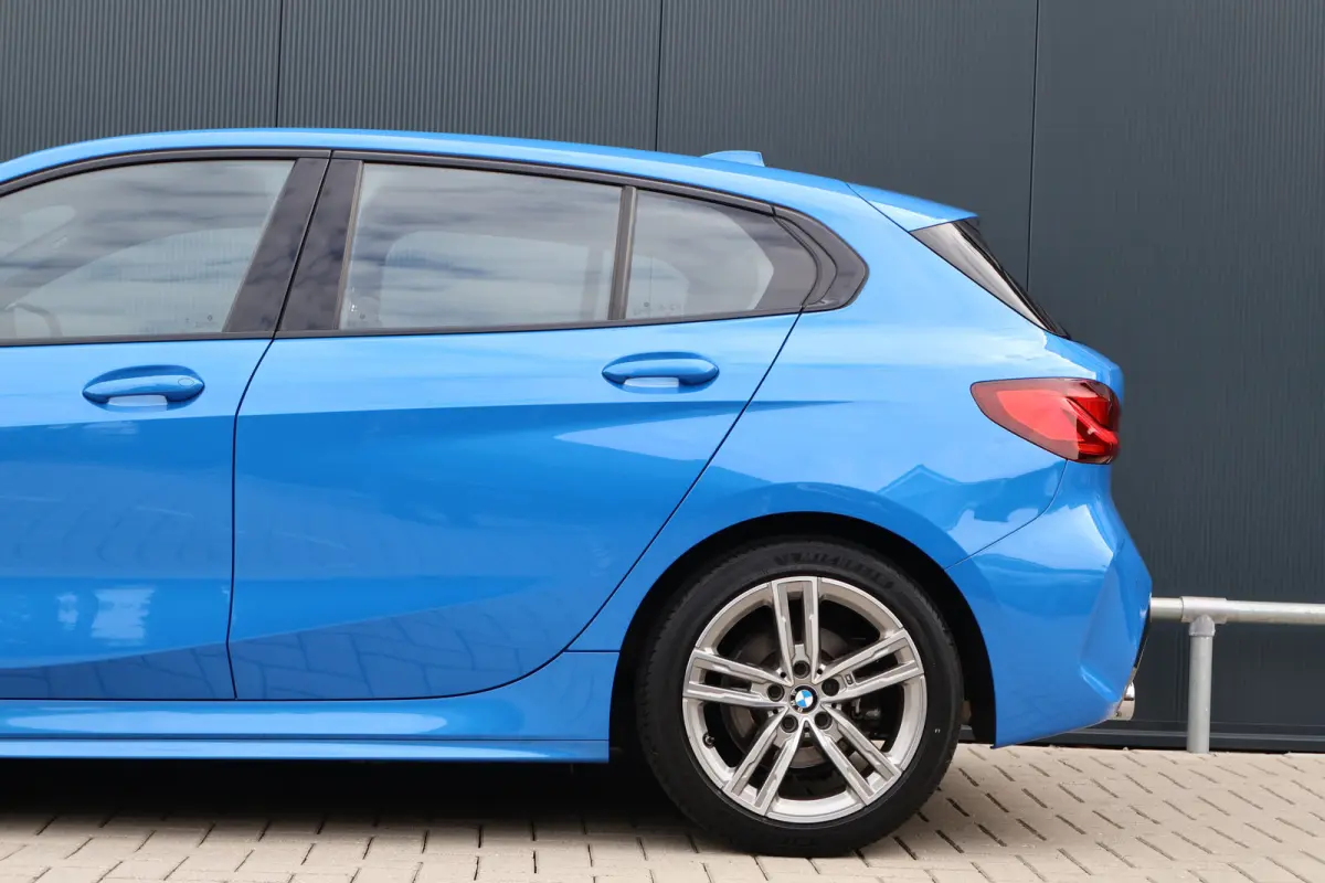 118i M-Sport Executive Edition Misano Blau | 1e eig. | Stoelverwarming | Keyless Entry | Live Cockpit Professional | Stuurverwarming