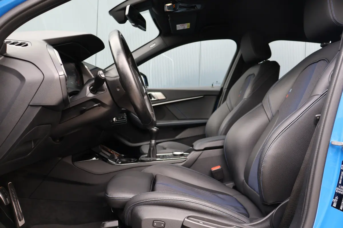 118i M-Sport Executive Edition Misano Blau | 1e eig. | Stoelverwarming | Keyless Entry | Live Cockpit Professional | Stuurverwarming