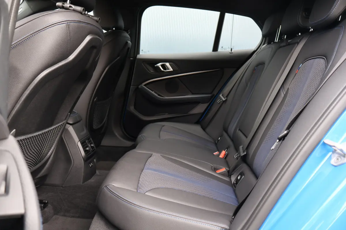 118i M-Sport Executive Edition Misano Blau | 1e eig. | Stoelverwarming | Keyless Entry | Live Cockpit Professional | Stuurverwarming