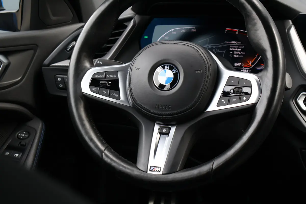 118i M-Sport Executive Edition Misano Blau | 1e eig. | Stoelverwarming | Keyless Entry | Live Cockpit Professional | Stuurverwarming