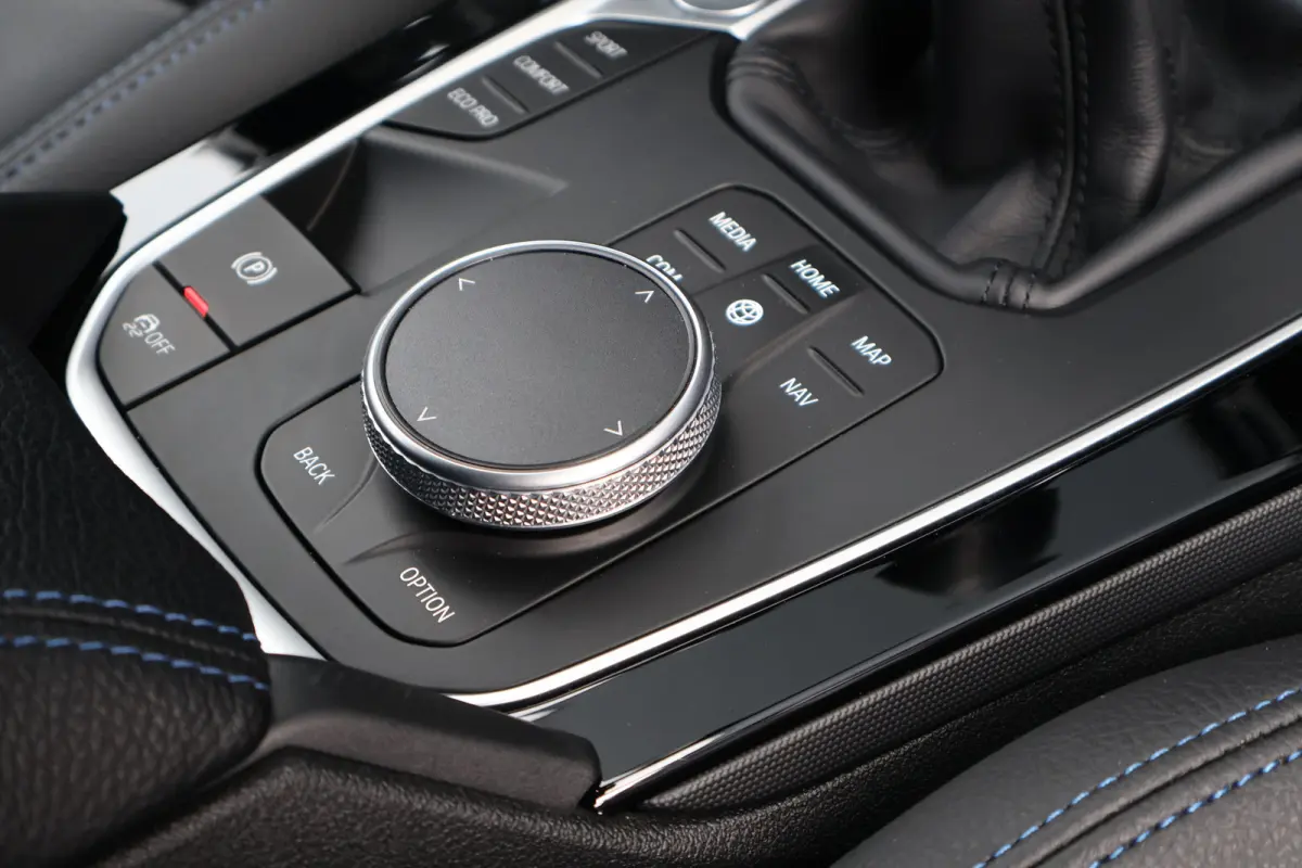 118i M-Sport Executive Edition Misano Blau | 1e eig. | Stoelverwarming | Keyless Entry | Live Cockpit Professional | Stuurverwarming