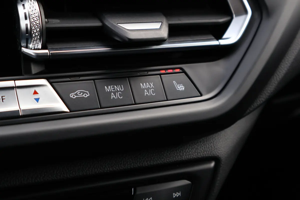118i M-Sport Executive Edition Misano Blau | 1e eig. | Stoelverwarming | Keyless Entry | Live Cockpit Professional | Stuurverwarming