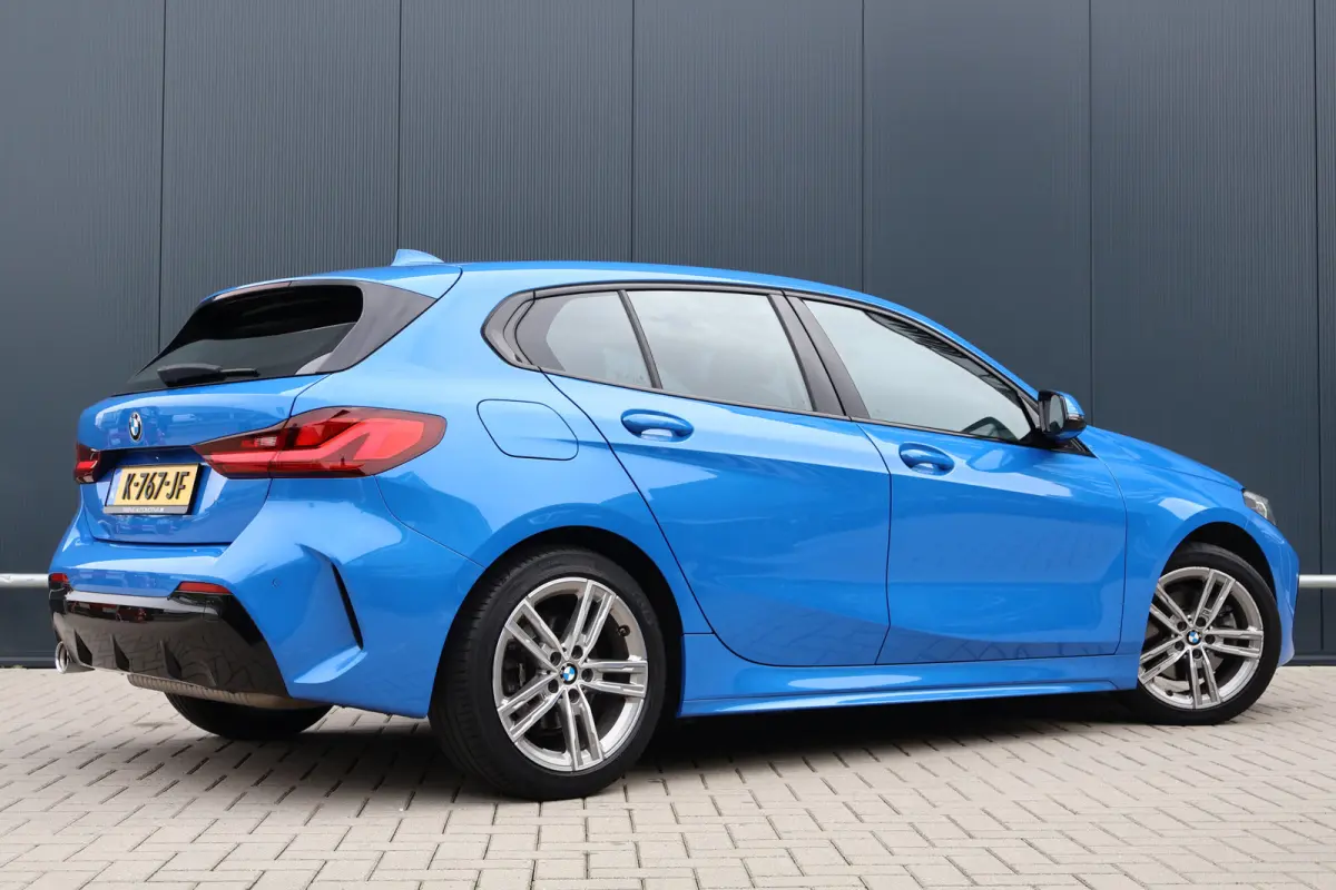 118i M-Sport Executive Edition Misano Blau | 1e eig. | Stoelverwarming | Keyless Entry | Live Cockpit Professional | Stuurverwarming