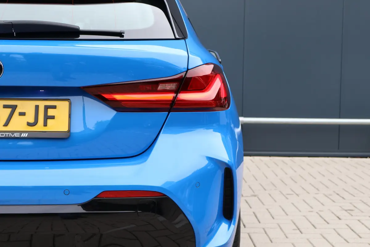 118i M-Sport Executive Edition Misano Blau | 1e eig. | Stoelverwarming | Keyless Entry | Live Cockpit Professional | Stuurverwarming