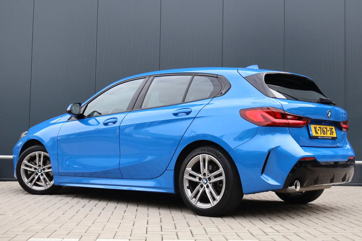 118i M-Sport Executive Edition Misano Blau | 1e eig. | Stoelverwarming | Keyless Entry | Live Cockpit Professional | Stuurverwarming
